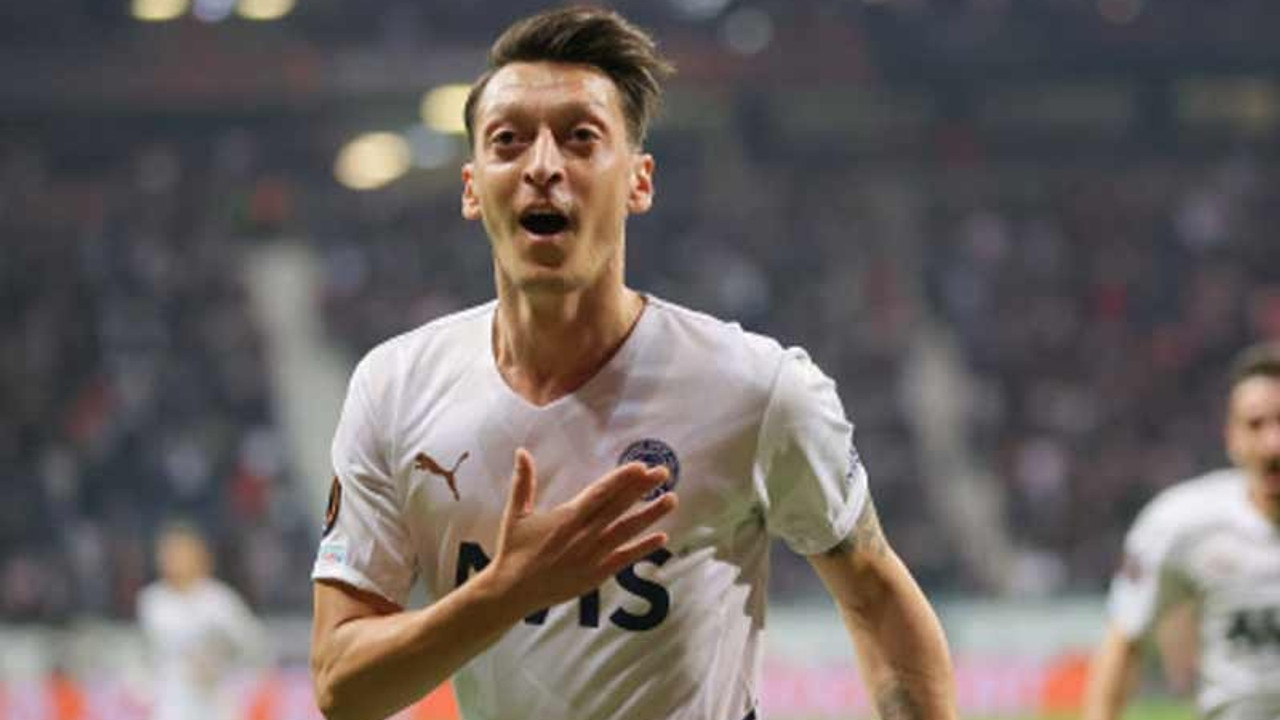 Mesut Özil, İngiltere'de futbol okulu kuruyor