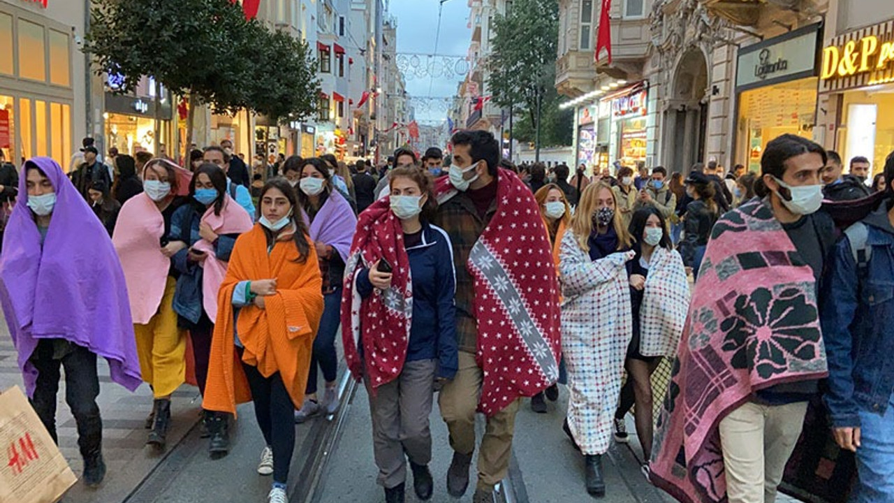 İktidarı protesto eden 'Yurtsuzlar' battaniyeleriyle yürüdü