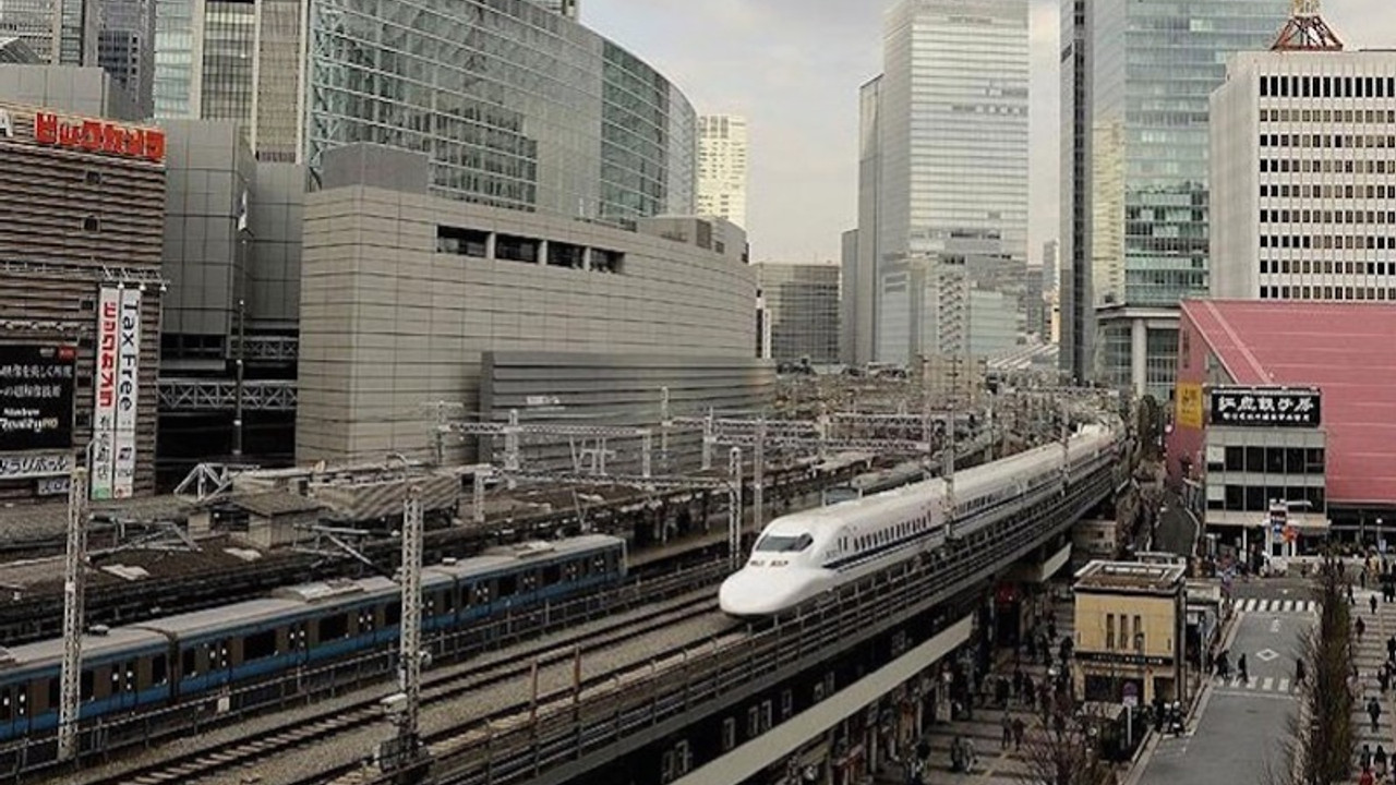 Japonya'da elektrik kesintisi tren seferlerini askıya aldırdı