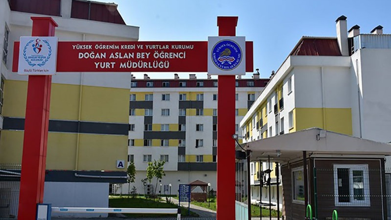 Geceyi dışarda geçiren 100'e yakın öğrenci: Hiçbir bilgilendirme yapılmadan yurttan atıldık