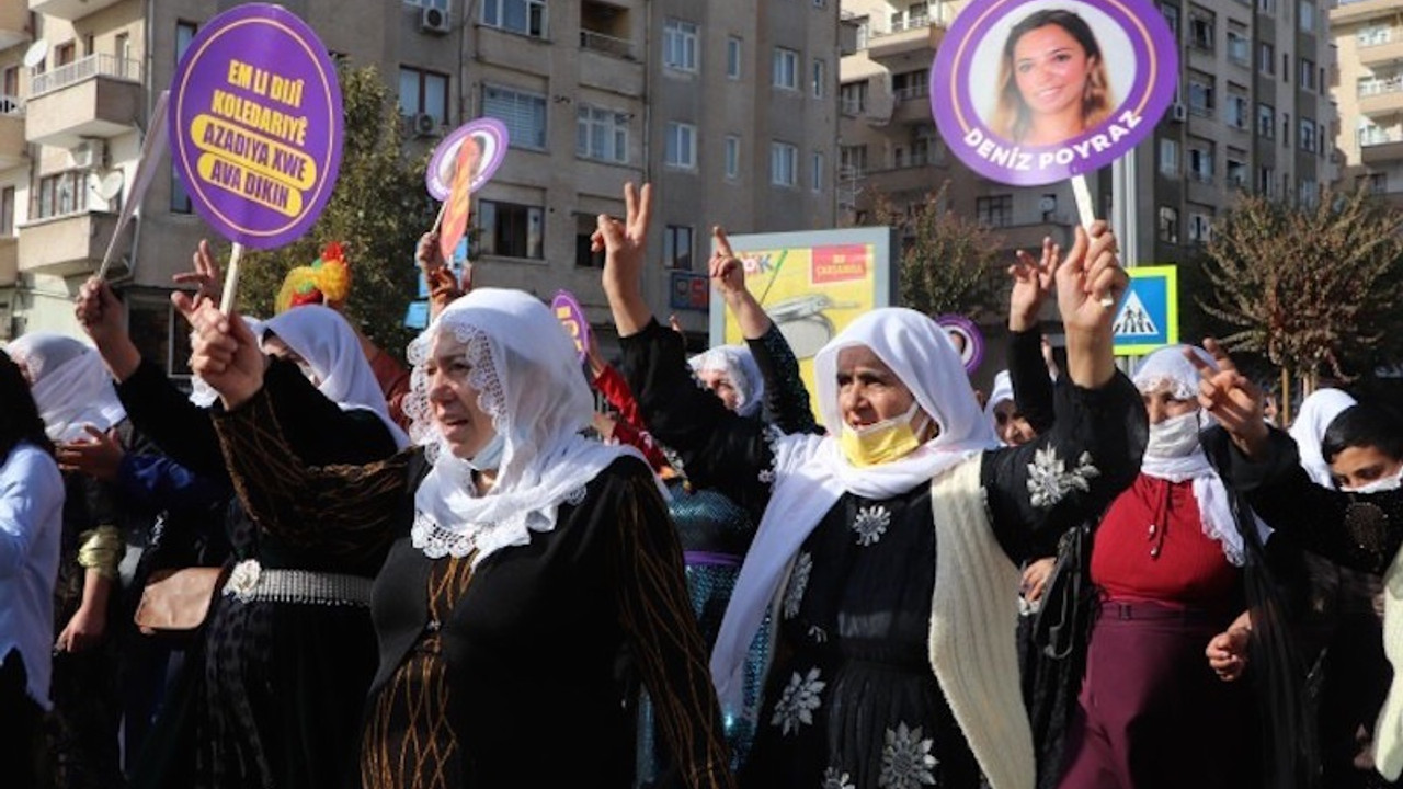 Diyarbakır'da kadın mitingi: Barış Annesi sarı kırmızı yeşil flama taşıyor diye gözaltına alındı