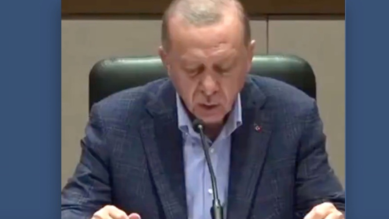 Erdoğan'ın prompterdan sonra soruları kağıda bakarak cevaplaması gündem oldu