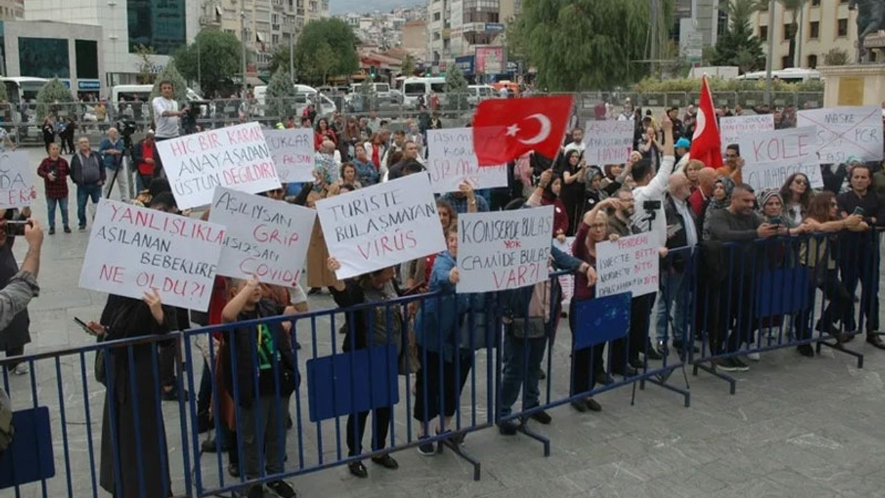 İzmir'de miting yapan aşı karşıtları, Bakan Koca'yı yuhaladı