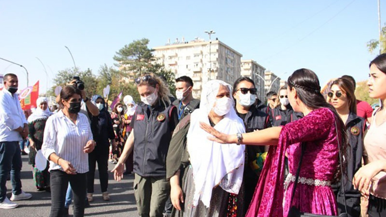 Yazmasına el konulan Barış Annesi: Kürtlerin renklerine tahammül edemiyorlar