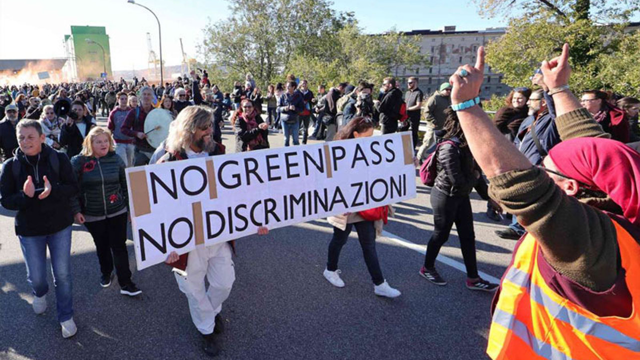 İtalya'da aşı sertifikasını protesto eden göstericiler limanları işgal etti