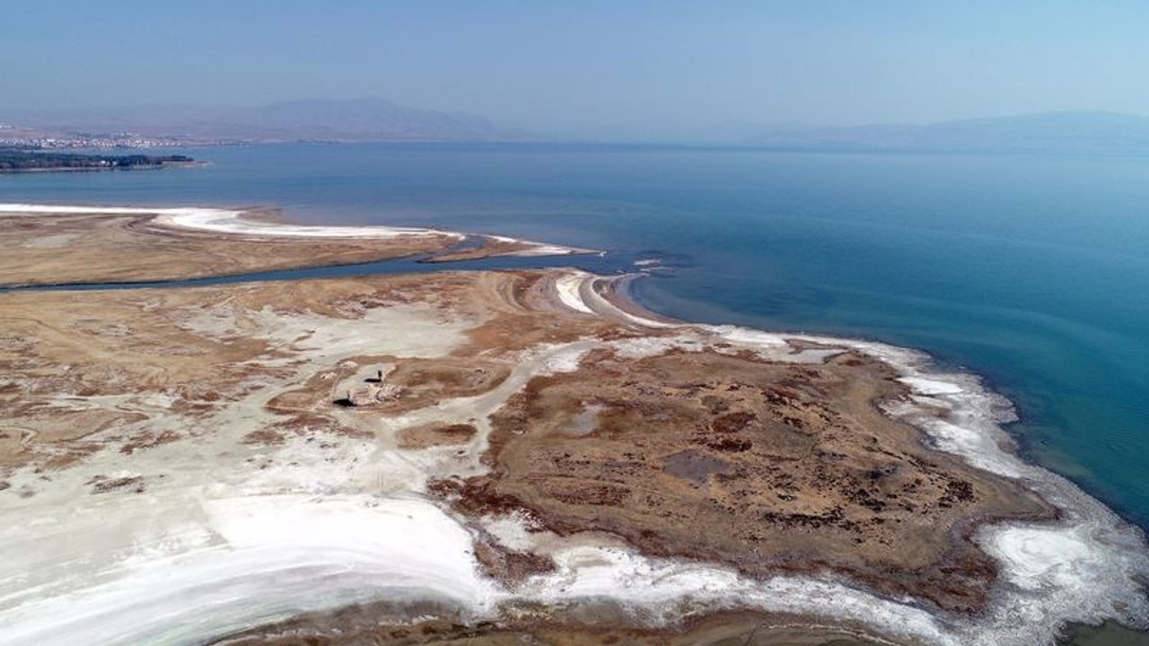 Kuraklık Van Gölü'nün 10 kilometrekaresini yuttu