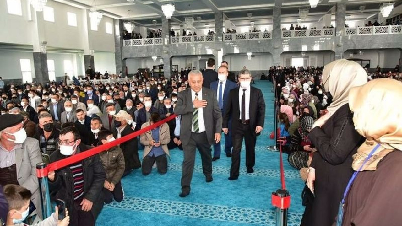 Diyanet Başkan Yardımcısı ve AKP'li başkan için camiye altın varaklı koltuk ve protokol yolu