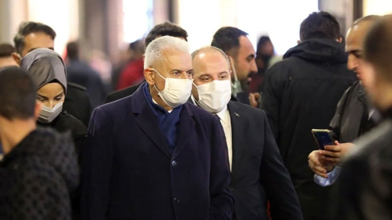 İstiklal Caddesi'nde gezerek fotoğraf çektiren Bakan Varank: Binali abiyle takıldık