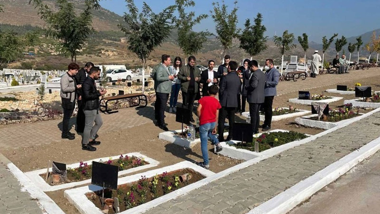 İzmir depreminde hayatını kaybedenler mezarları başında anıldı