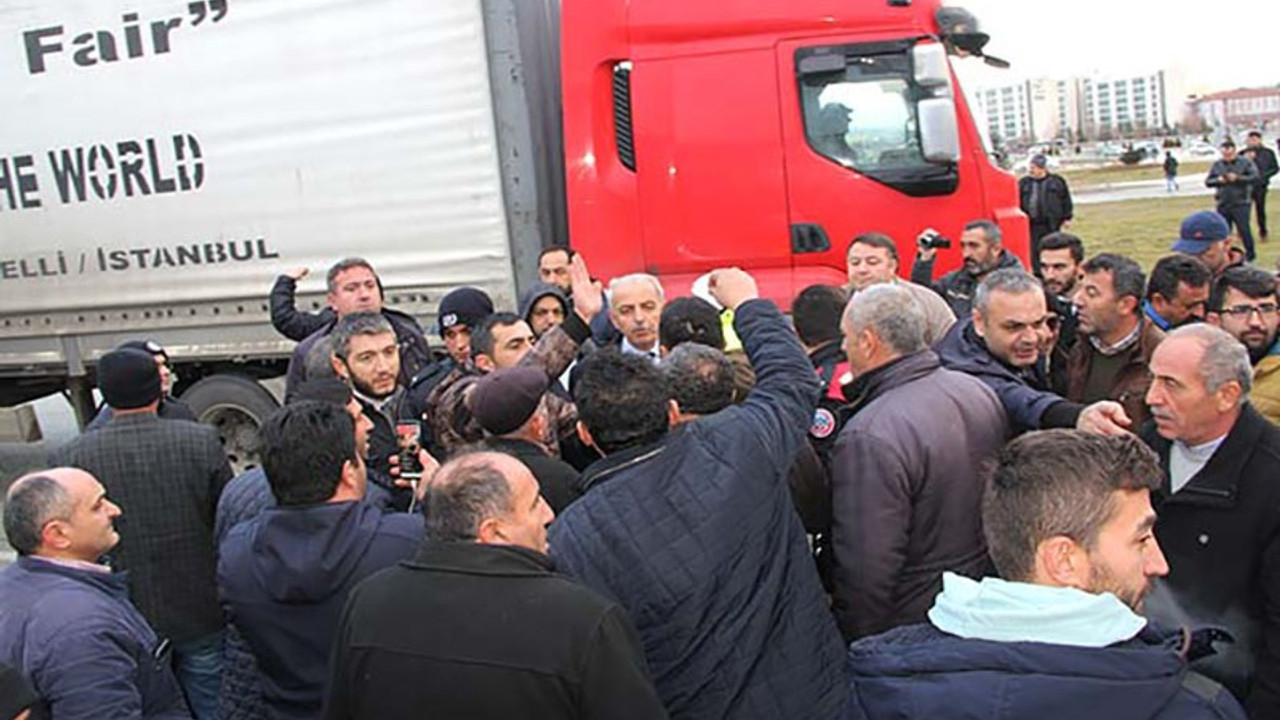 800 kamyon şoförü kontak kapattı: Sadece hak ettiğimizi istiyoruz