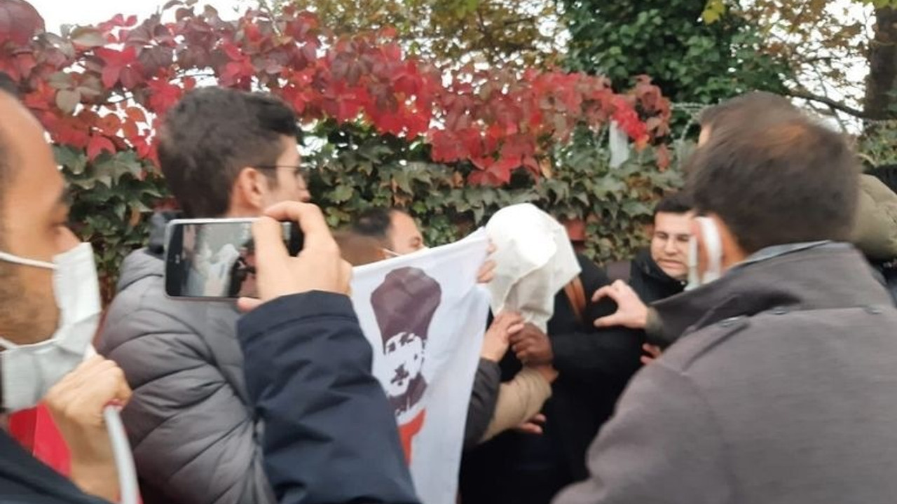 ABD askeri gemisi personelinin başına çuval geçiren 17 kişi serbest bırakıldı
