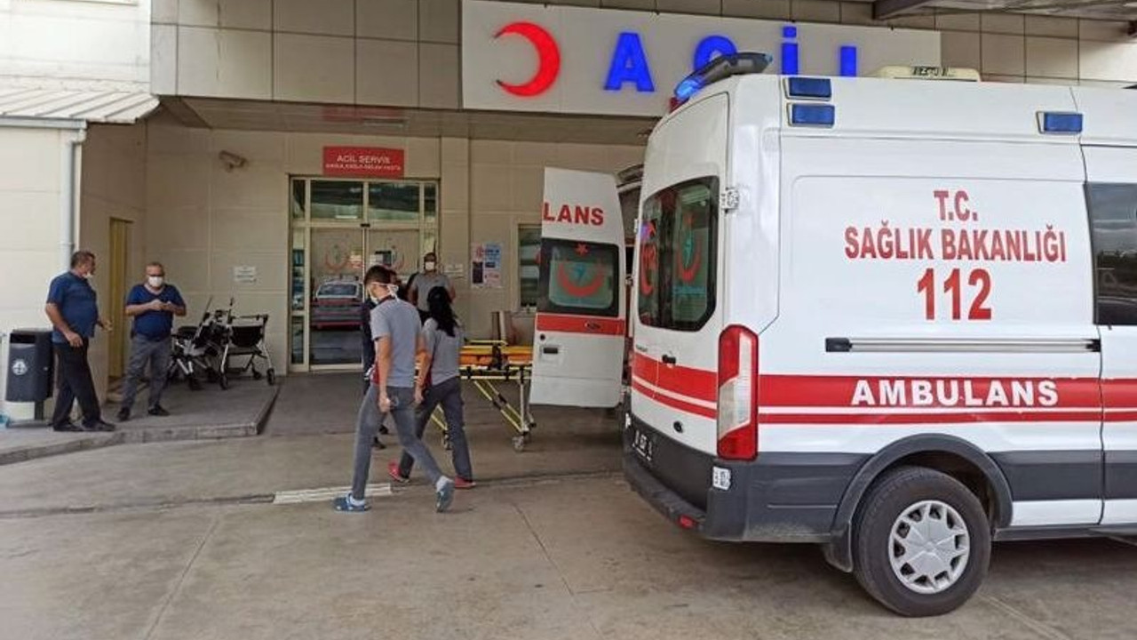 Niğde'de minibüsle traktör çarpıştı: 15 yaralı