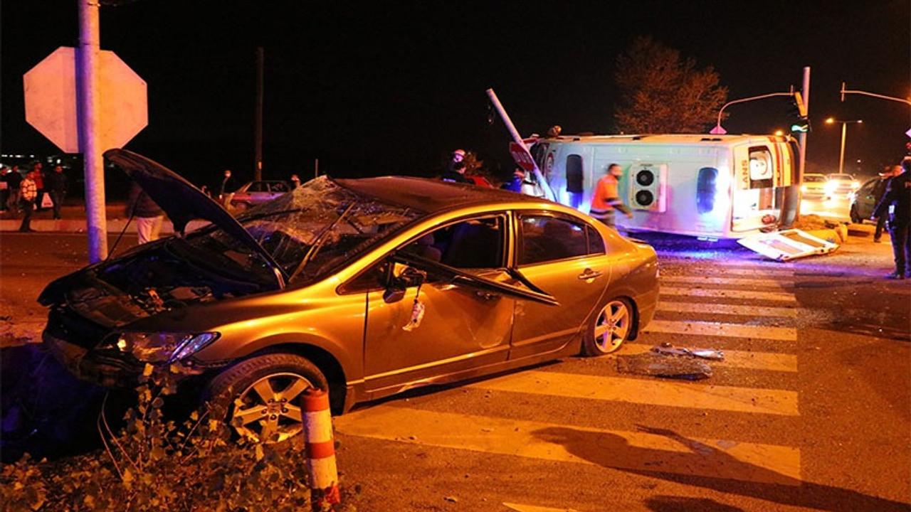 Hasta taşıyan ambulans otomobille çarpıştı