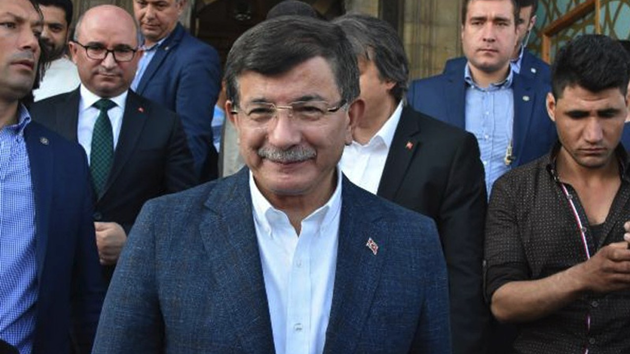 Davutoğlu'nu izleyen öğretmene gözaltı