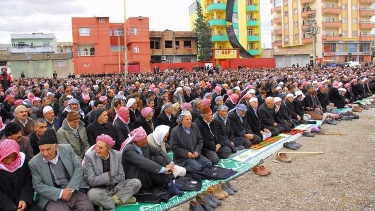 Cami dışında kılınan namaz suç sayıldı