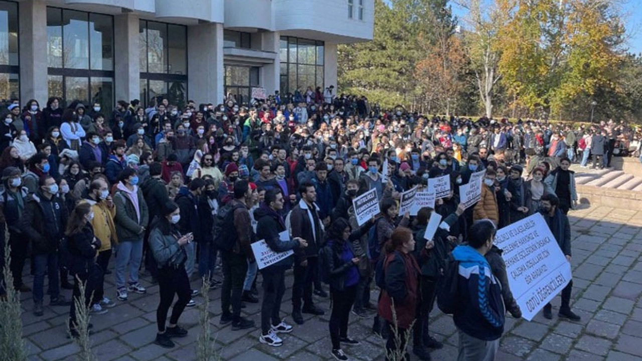 ODTÜ’de öğrenciler 5 bin dilekçeyle rektörlüğe yürüdü