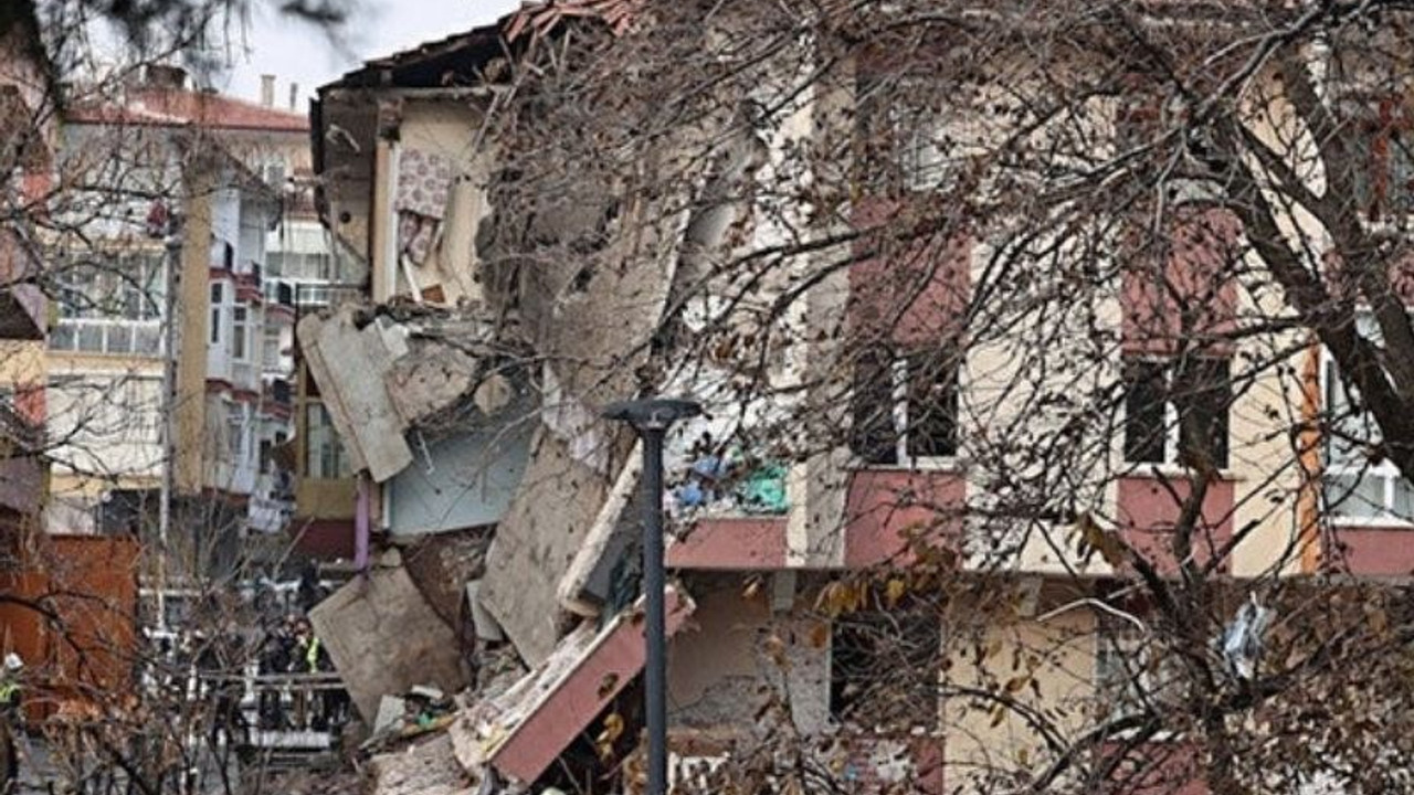 Patlama sonucu bir kısmı çöken Onbirler Apartmanı'nın yıkımı tamamlandı