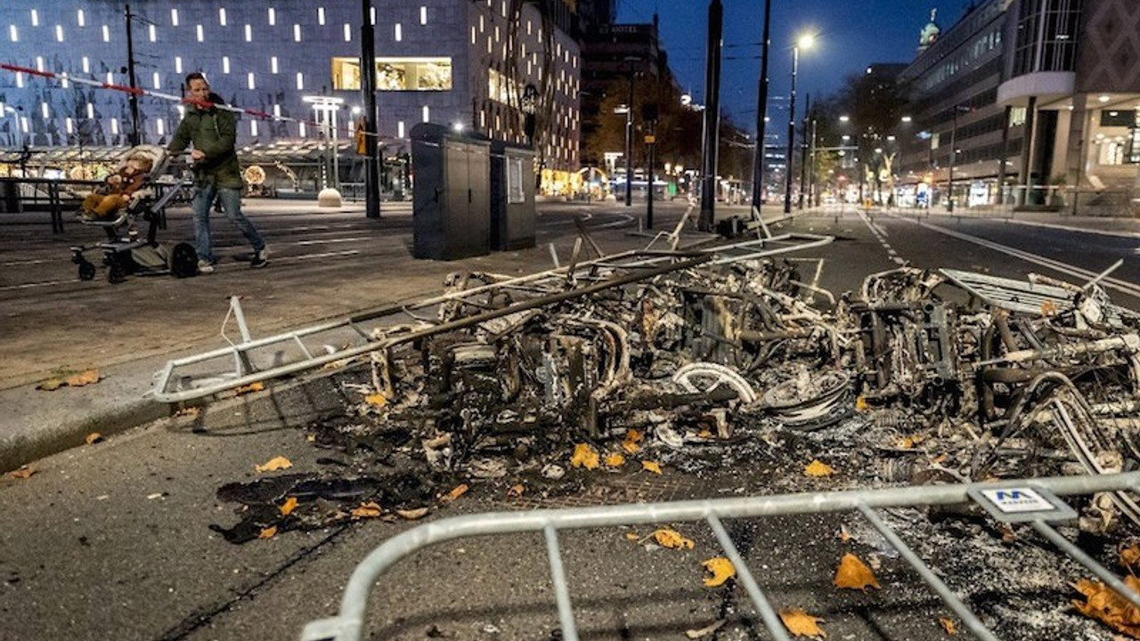 Hollanda: Covid önlemleri protestosunda polis ateş açtı, yedi yaralı, onlarca gözaltı