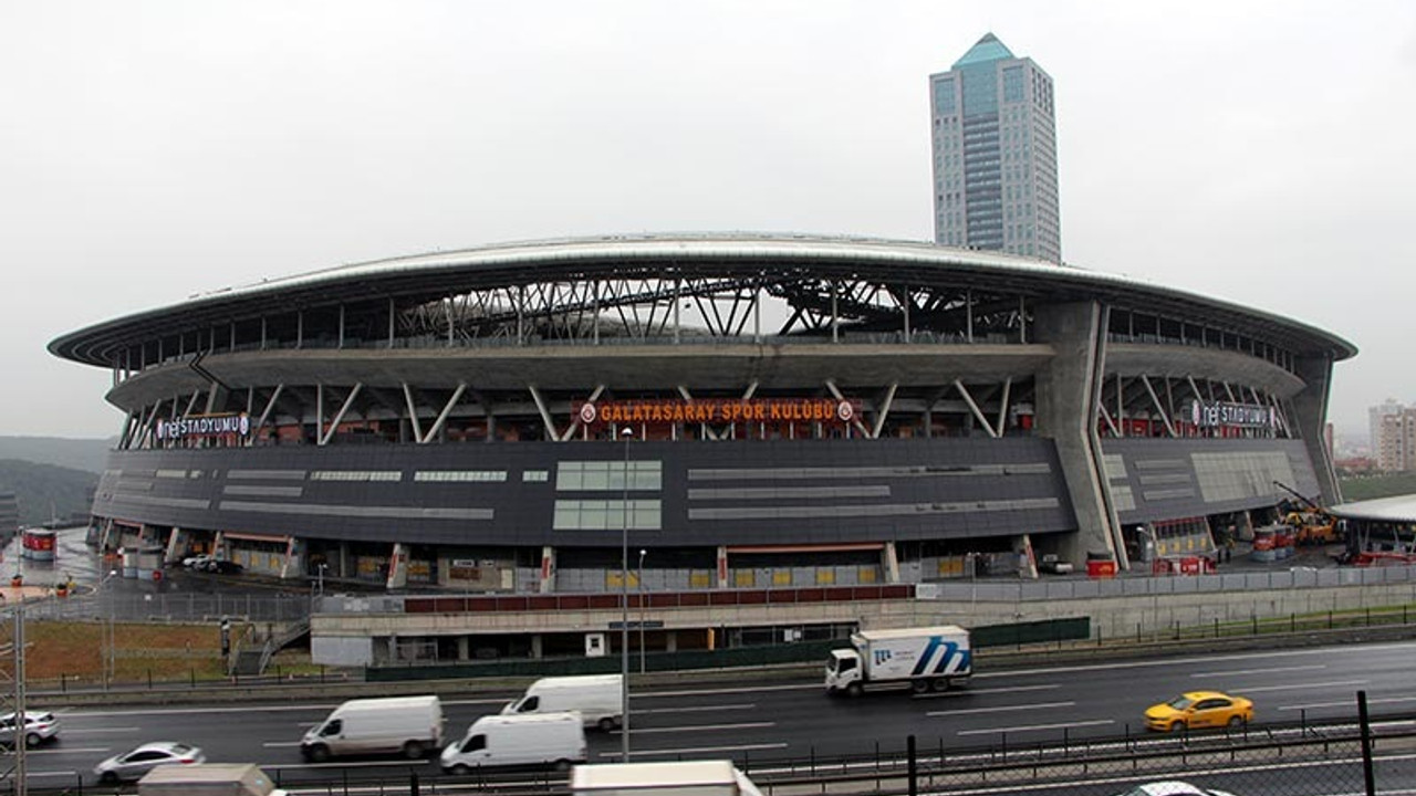 Galatasaray'ın stadyumunda vinç devrildi: 3 yaralı