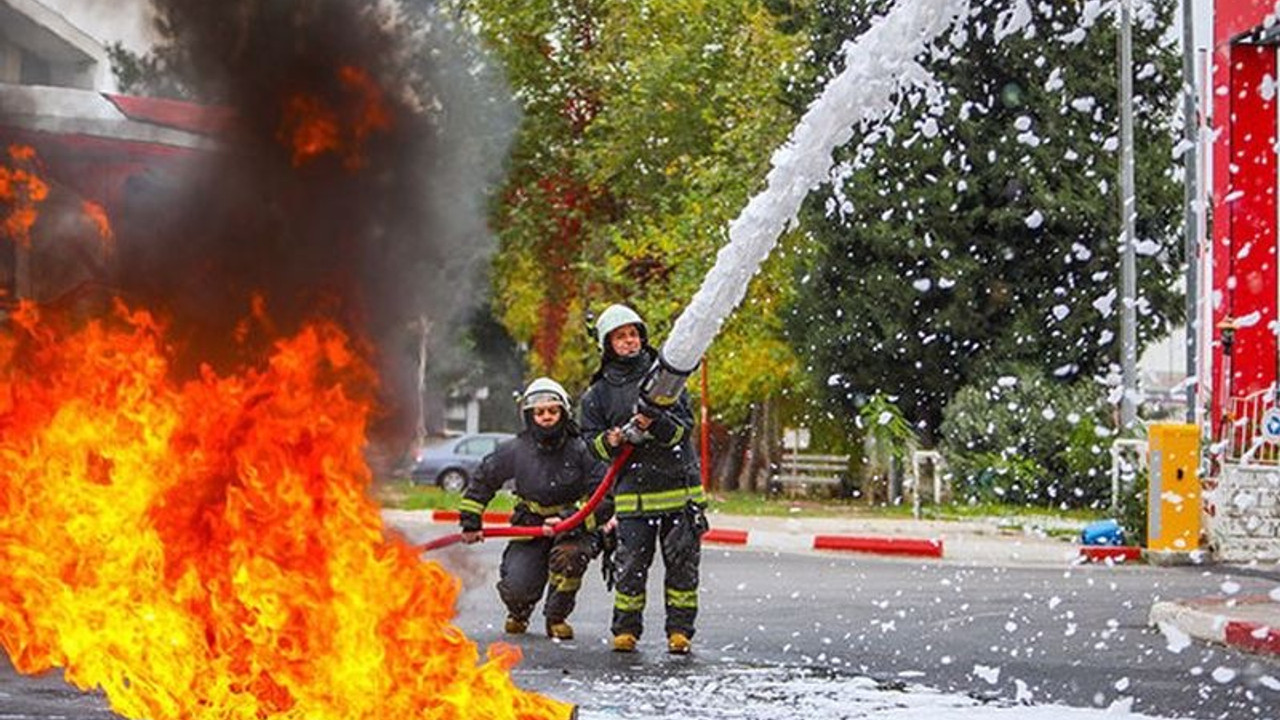 Kadın itfaiyeciler: Herkesin kaçtığı yere biz koşarak giriyoruz