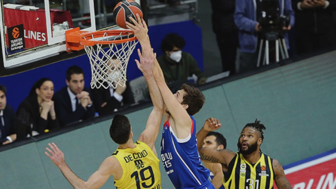 Euroleague'deki İstanbul derbisini Anadolu Efes kazandı