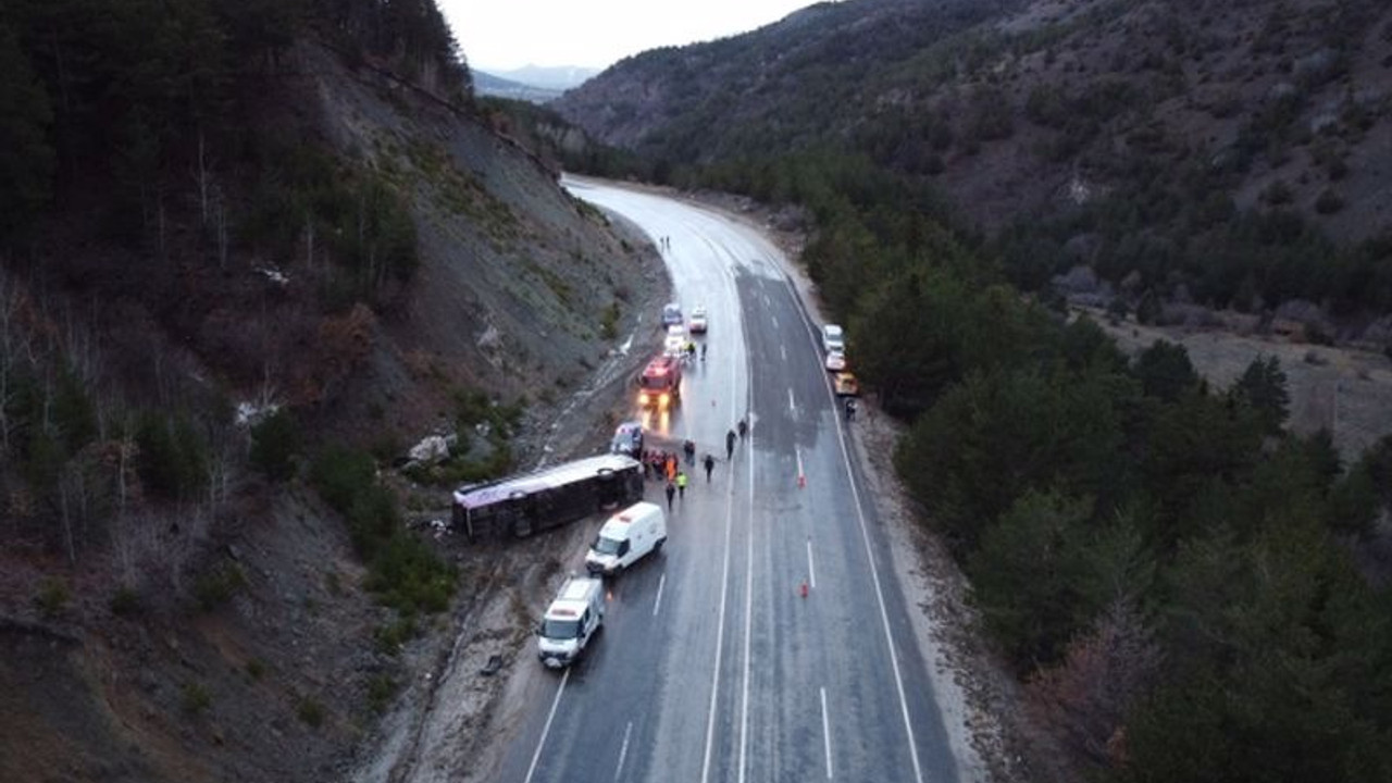 Erzincan'da yolcu otobüsü devrildi: 22 yaralı