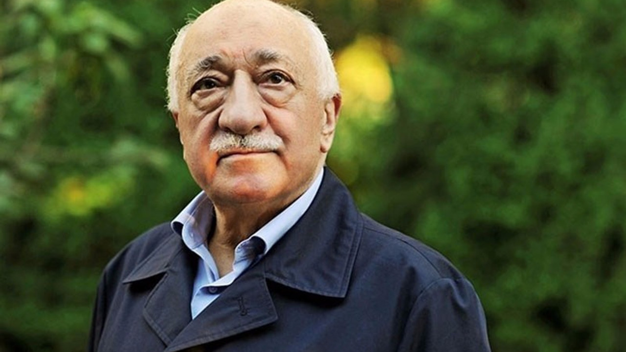 Gülen'in yemek artığını kapışmışlar