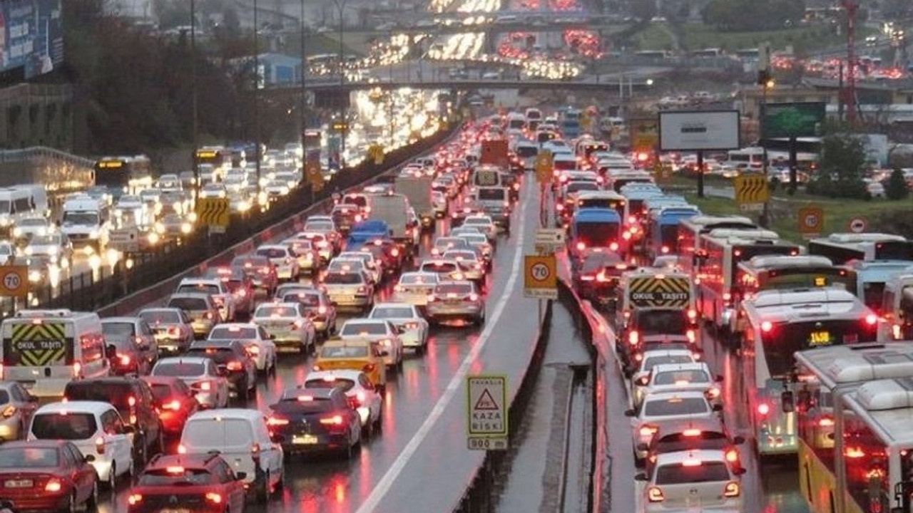 Yağış İstanbul trafiğini altüst etti: Yoğunluk yüzde 83