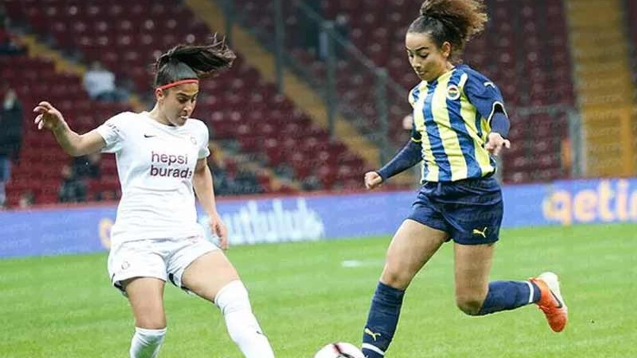 Galatasaray ve Fenerbahçe kadın futbol takımları kadına yönelik şiddete karşı sahaya çıktı