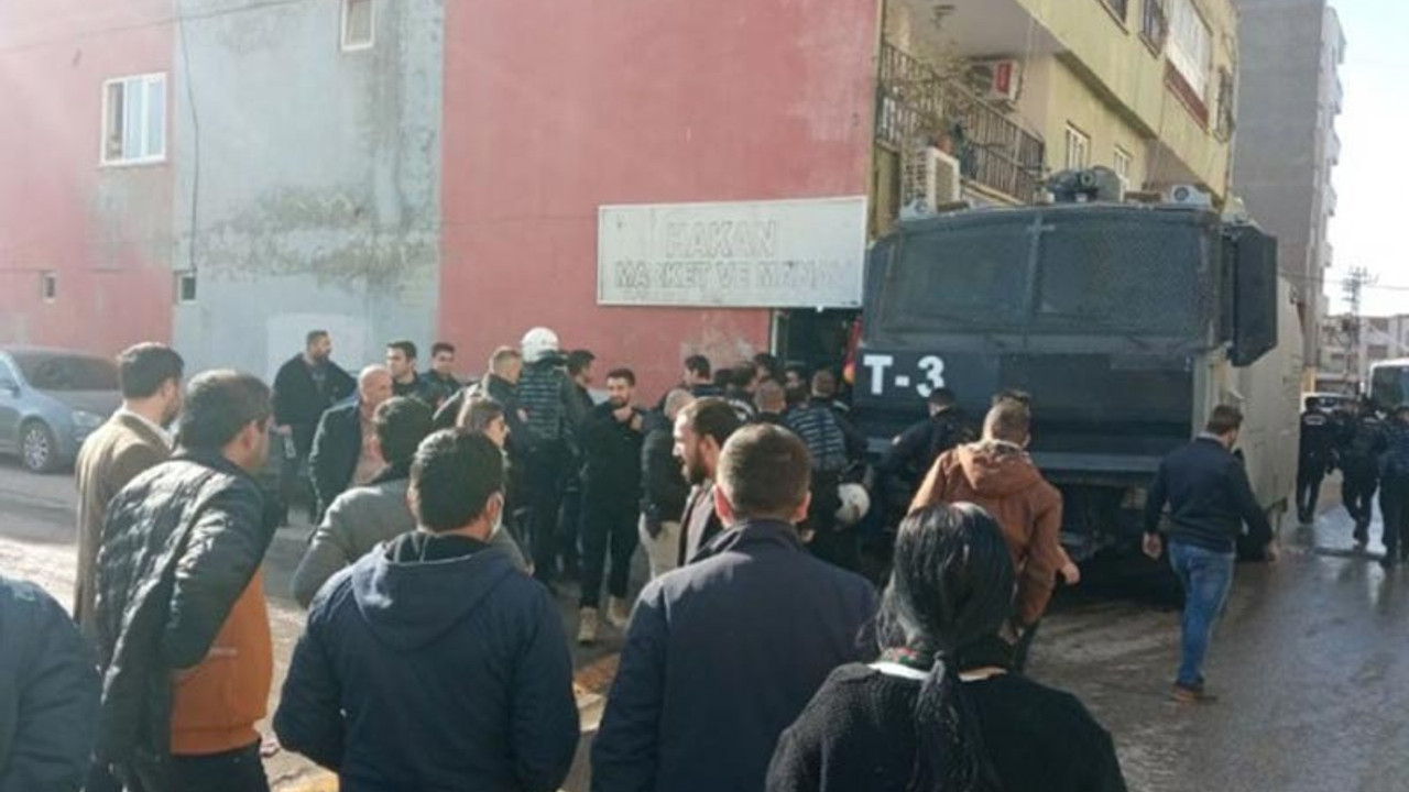 Polis 'Sen nasıl güvenlik güçlerine karşı çıkarsın' deyip esnafı boğmaya kalktı