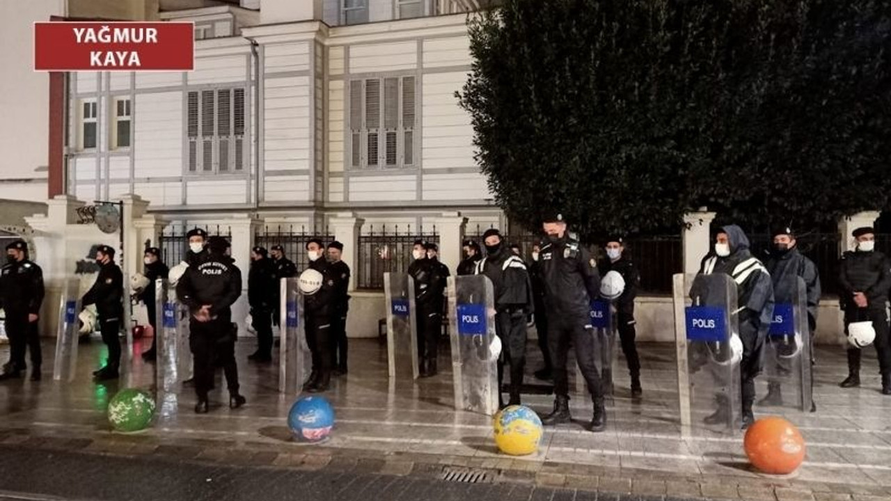 Garibe Gezer ve Aysel Tuğluk için toplanan kadınlar ablukayla karşılaştı