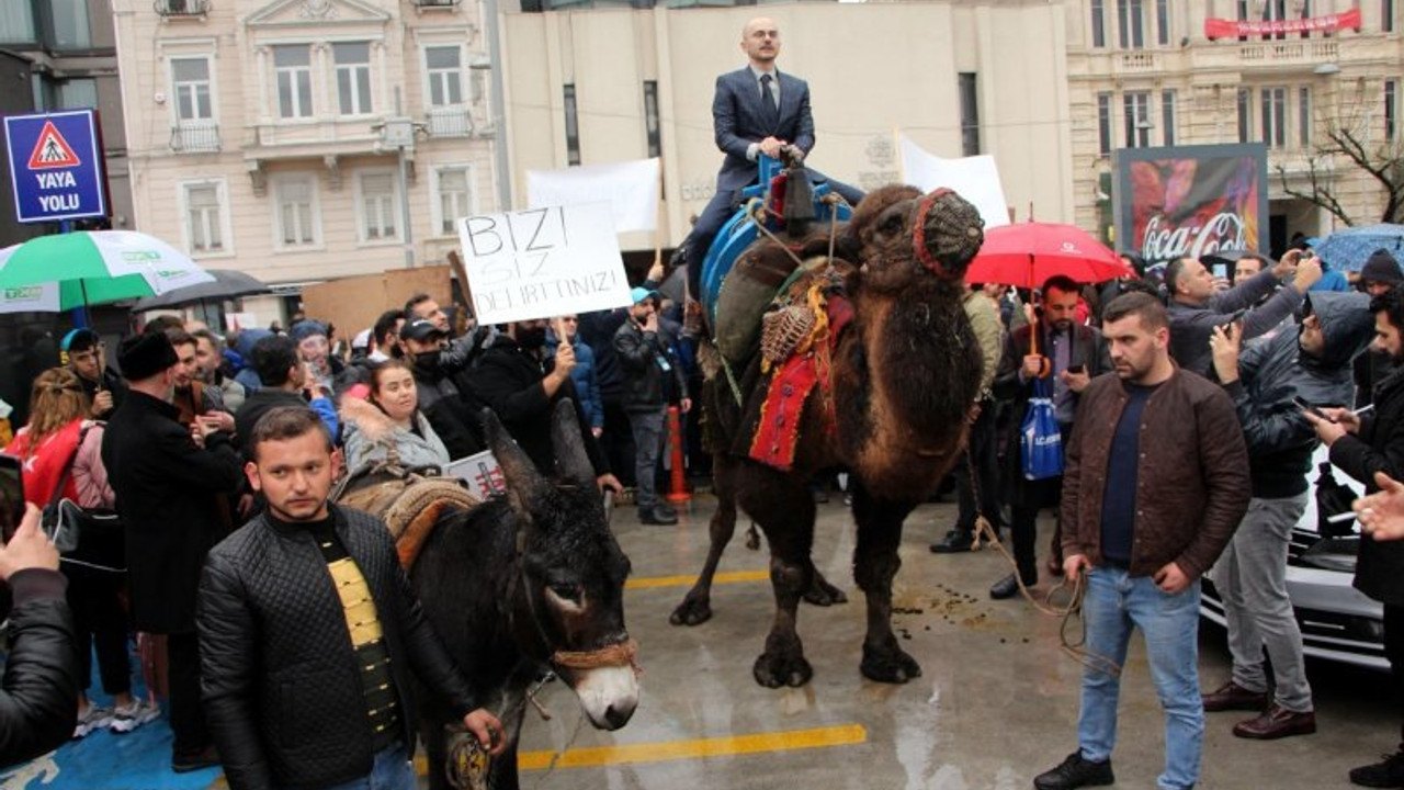 Aşı karşıtlarından deve ve eşekli protesto