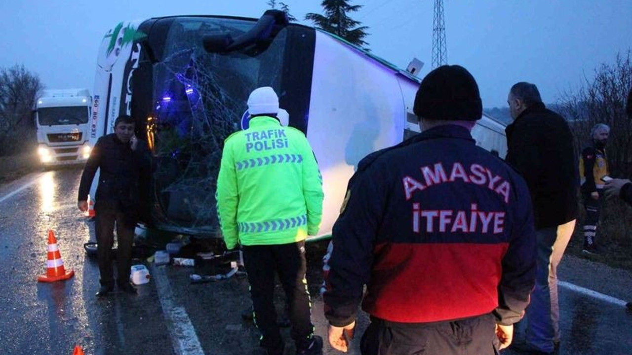 Amasya'da yolcu otobüsü devrildi: Ölü ve yaralılar var