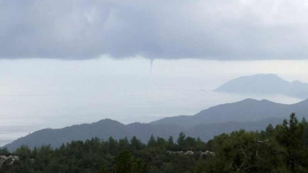 Antalya Kemer'de denizde hortum çıktı