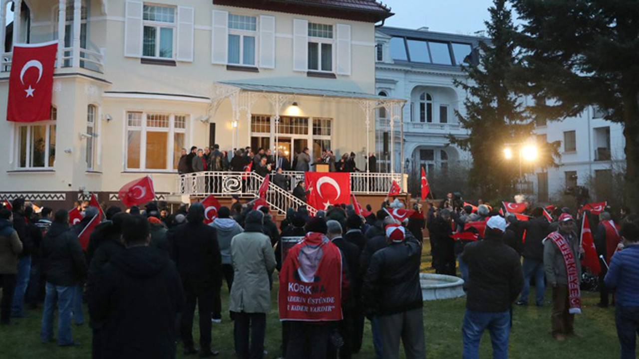 Çavuşoğlu'na konsolosluk bahçesinde destek, dışında protesto