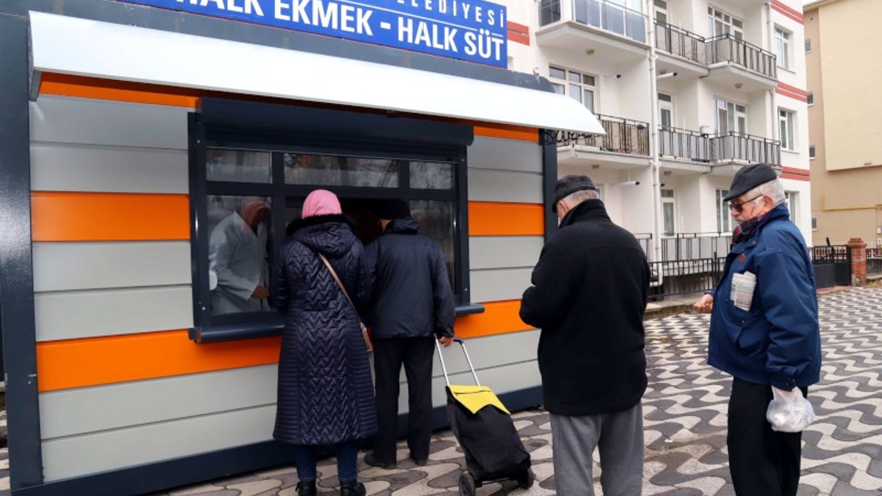 Eskişehir'de belediyenin dağıttığı ucuz süt için metrelerce kuyruk