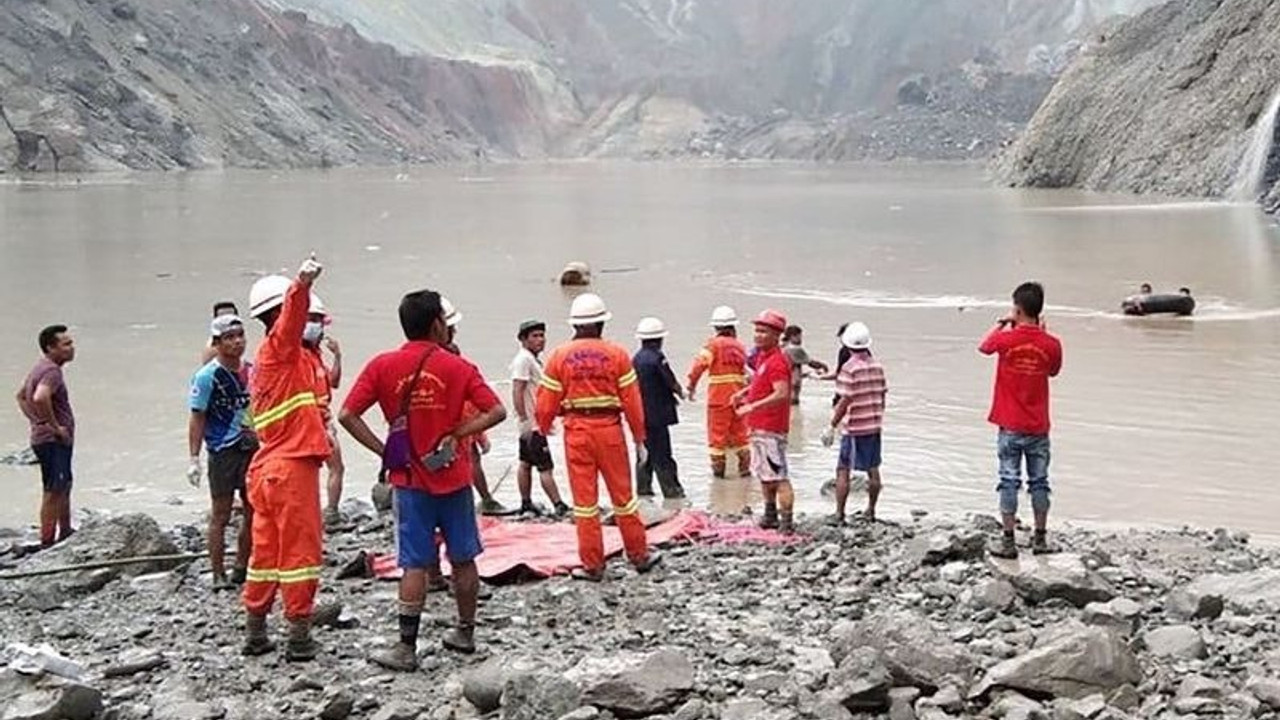 Maden ocağında heyelan: 80 kişinin maden atıklarıyla birlikte göle sürüklendiği endişesi