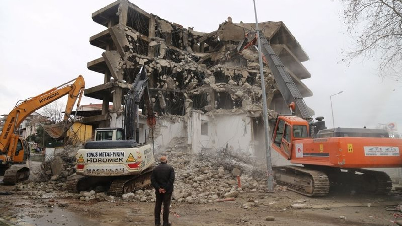 Depremde hasar gören ve tehlike saçan 6 katlı inşaat yıllar sonra yıkılıyor