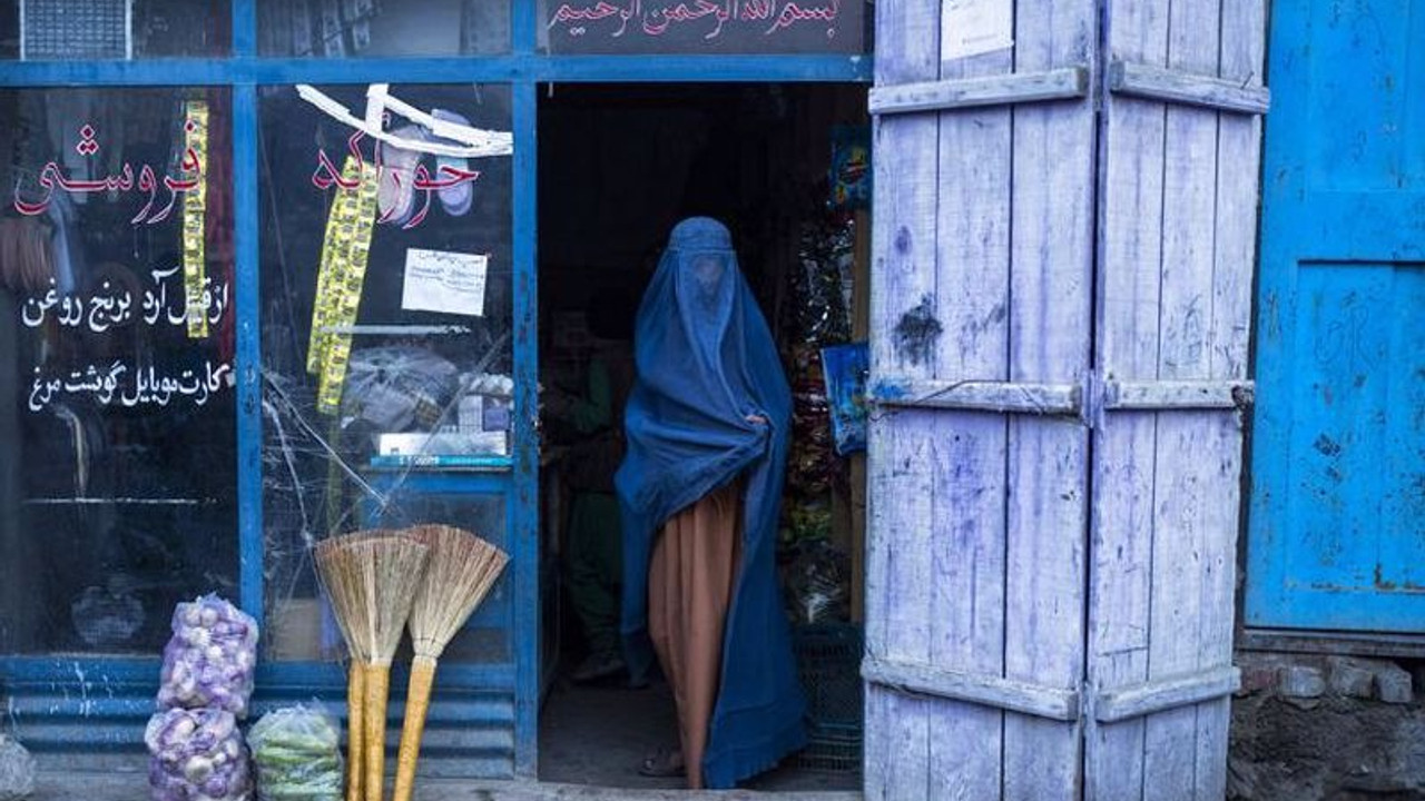 Taliban'dan kadınlara erkek refakatçi olmadan uzak mesafeye seyahat yasağı