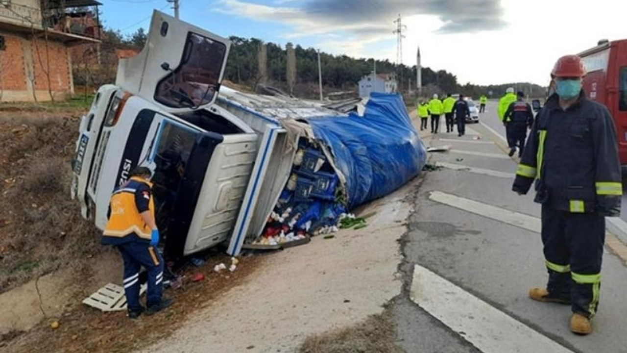 Kütahya'da sebze yüklü kamyonet devrildi: 1 ölü, 1 yaralı