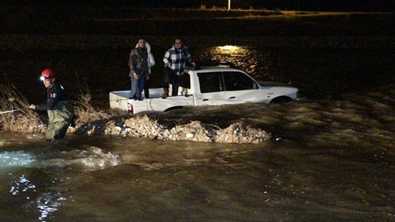 Manzarayı izlerken araçlarıyla Boğaçayı'na düştüler