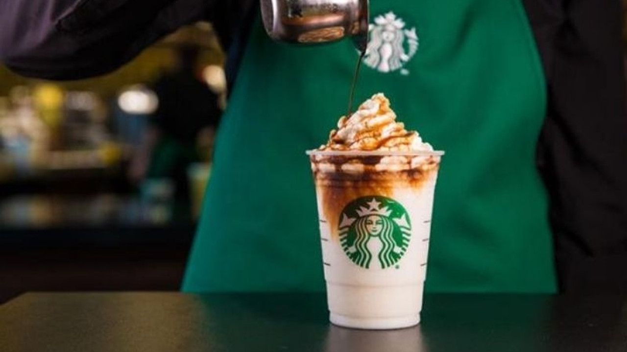 Starbucks'tan çalışanlarına aşı ya da haftalık Covid-19 testi zorunluğu