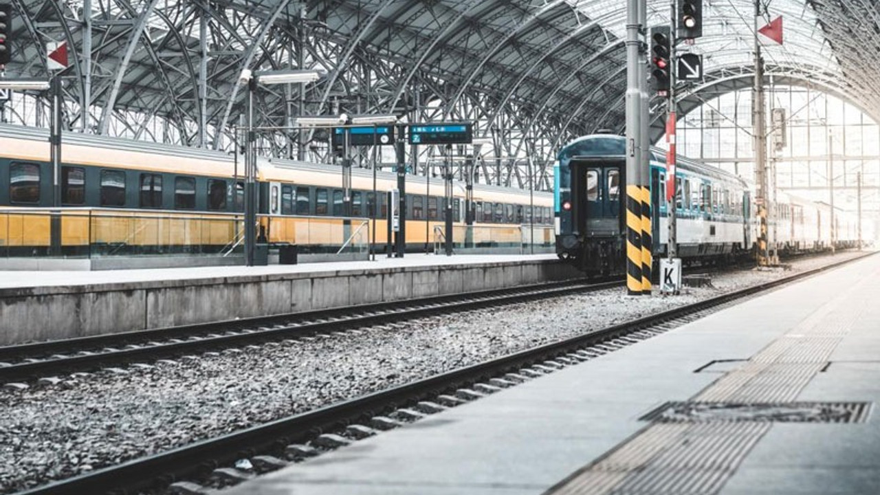 68 yaşındaki adamı tren raylarına itip öldüren kişi aranıyor