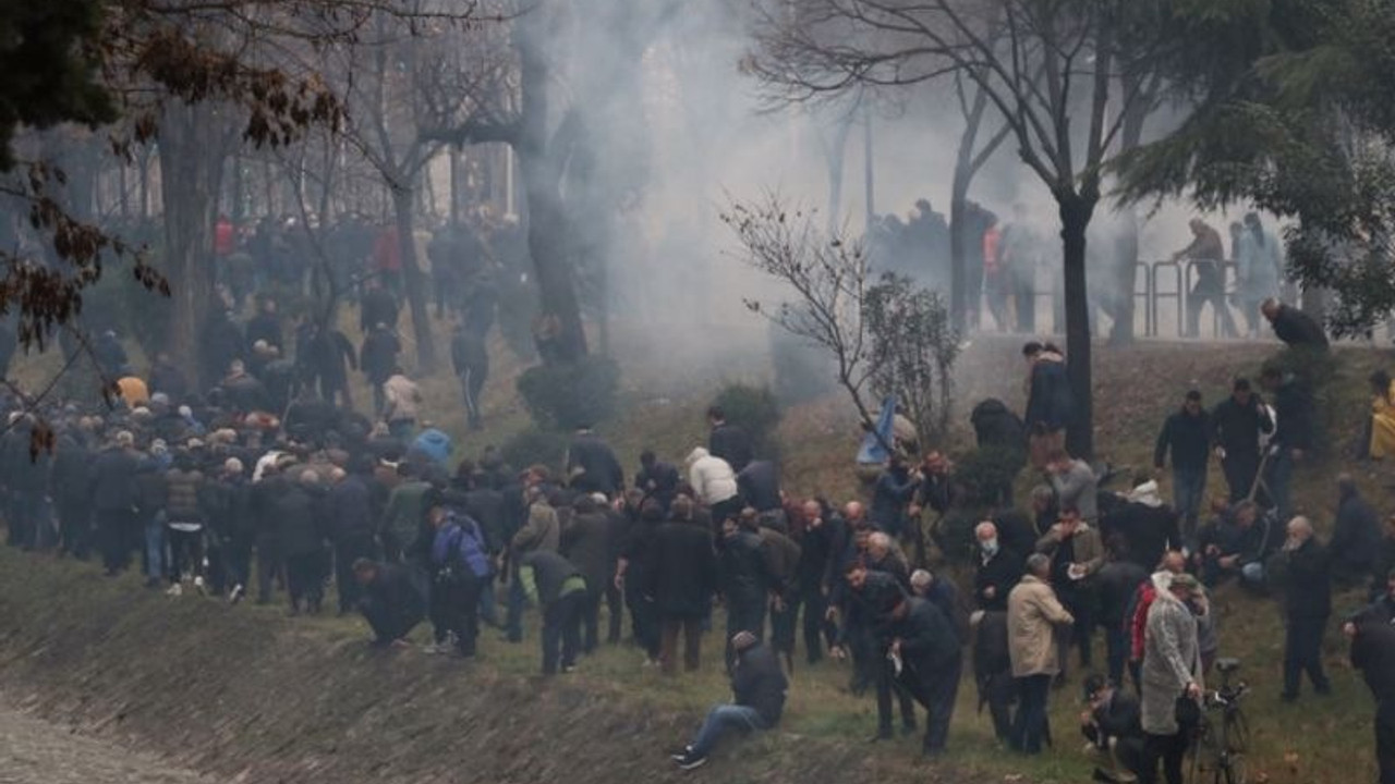 Arnavutluk'ta 'Başa' protestosu: Göstericilere gazla müdahale edildi