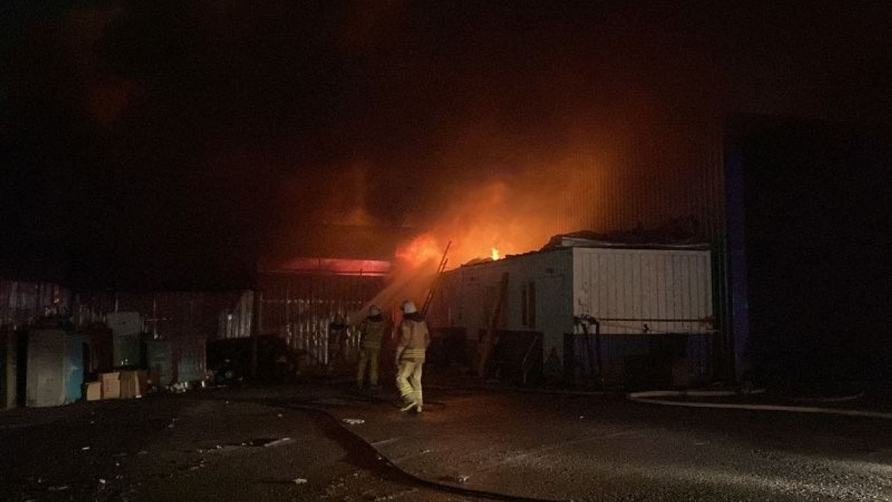 Sancaktepe'de geri dönüşüm deposunda yangın