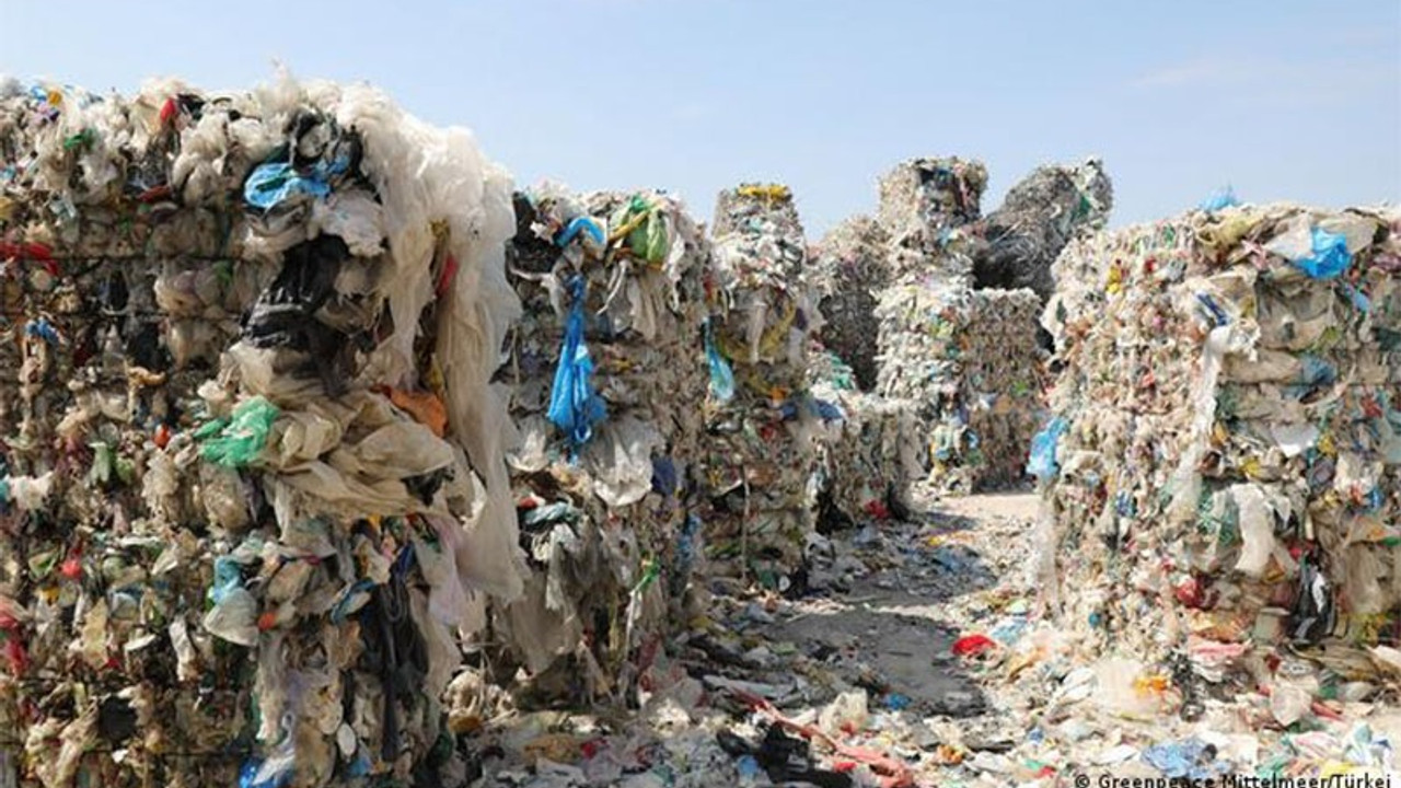 Almanya'dan Türkiye'ye gönderilen plastik atıklar: Bakan yasa dışı ihracata yasak istiyor