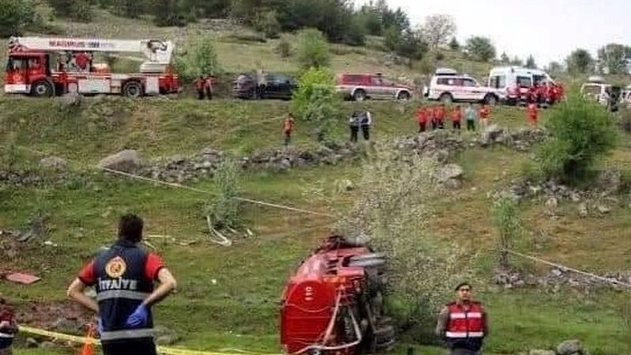 Kaza ihbarına giden itfaiye aracı devrildi: İlk belirlemelere göre 4 ölü