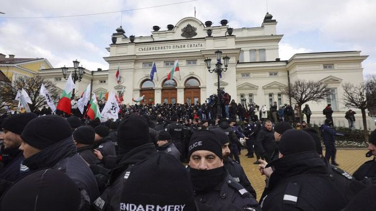 Bulgaristan'da aşı karşıtları parlamento binasına zorla girmeye çalıştı