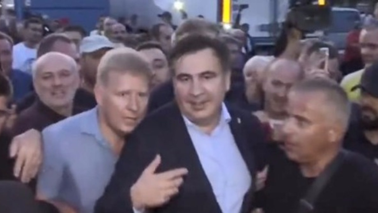 Yasaklı lider ülkesine döndü