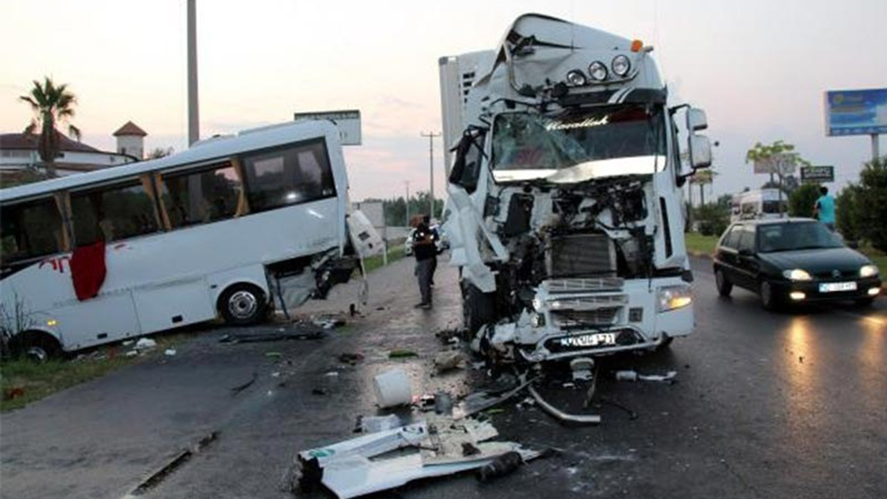 Mardin’de bir TIR işçi servisine çarptı: 11 yaralı